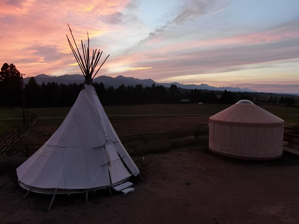 Tent at site Smiley Creek Lodge